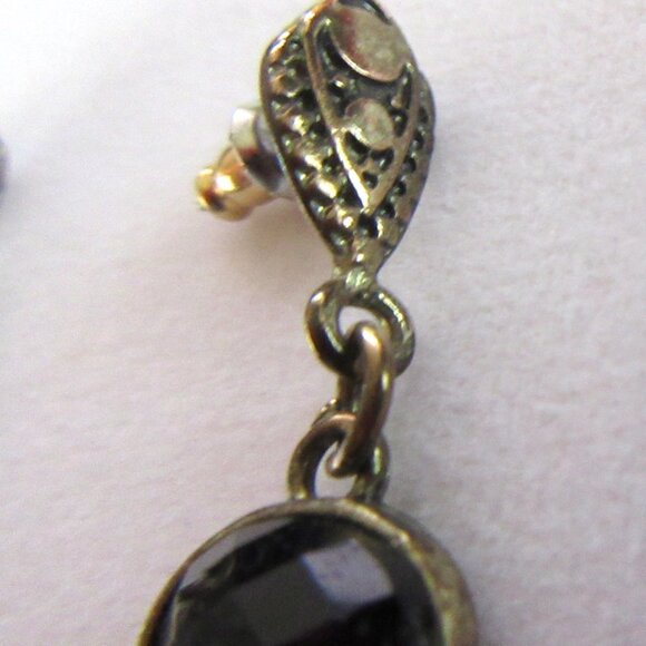 Textured brass dangling pierced earrings with faux onyx stones - Picture 7 of 8